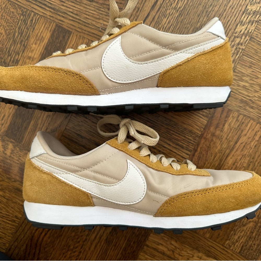 Nike women’s size 6 suede fashion sneaker